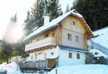 Chalet à la neige