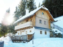 Chalet à la neige