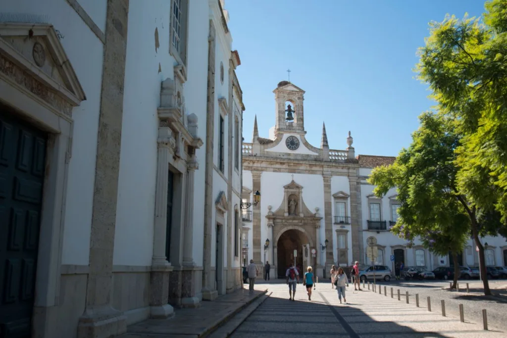 L’Arco da Vila et la vieille-ville