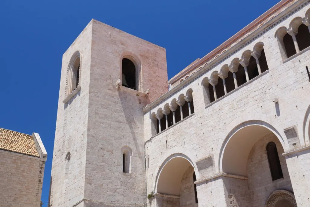 Façade de la Basilique San Nicola à Bari