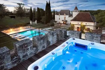 Castillo en Saint Caprais de Lerm,Château la Colombie FR-00020-42 N°614330