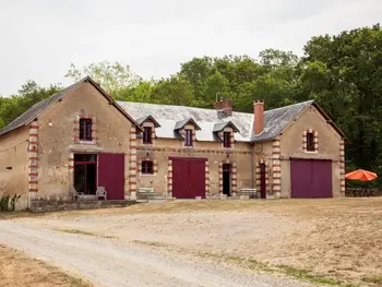 Agriturismo a Arthon,Gîte unique dans propriété historique avec musée, proche Châteauroux, 4 chambres, cheminée, fibre, parking. FR-1-591-49 N°830164