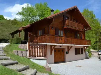 Agriturismo a Le Menil,Chalet confortable avec 4 chambres, cheminée, grand terrain, proche pistes et lac FR-1-589-107 N°830342