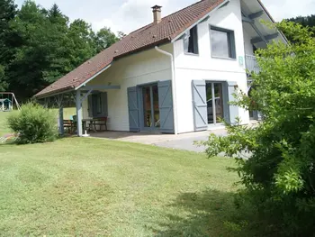 Gîte in Gerbamont,Chalet spacieux avec cheminée, proche forêt, sentiers pédestres, terrasse, terrain clos, jeux et WIFI FR-1-589-187 N°830385