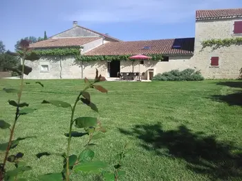 Casa rural en Auchay sur Vendée,Gîte authentique avec piscine, proche nature et activités, rénové et confortable, jusqu'à 6 pers.  FR-1-426-96 N°830485