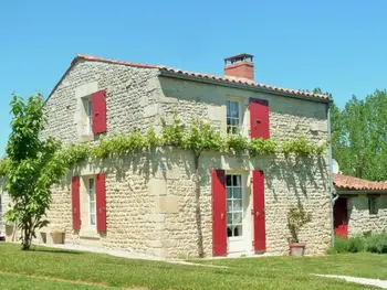 Casa rural en Auchay sur Vendée,Charmante maison XVIIIème rénovée avec piscine et terrasse, proche rivière et pistes cyclables FR-1-426-99 N°830486