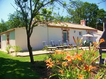 Gîte in La Garnache,Gîte traditionnel rénové avec jardin clos et Wi-Fi, 3 chambres, proche de La Garnache, Vendée. FR-1-426-195 N°830510