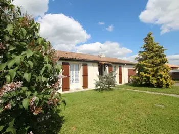 Cottage in Saint Denis du Payré,Maison rénovée avec jardin clos, 3 chambres, wifi, vélos, proche Réserve du Marais Poitevin FR-1-426-403 N°830538