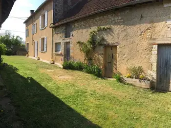 Casa rural en Coulaures,Maison de Charme avec Jardin Clos, Cheminée et Activités Famille à Proximité dans le Périgord Vert FR-1-616-198 N°839417