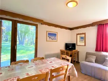 Chalet in La Joue du Loup,Chalet 8 pers avec terrasse, local ski, parking gratuit, animaux acceptés FR-1-504-5 N°830904