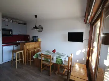 Apartamento en Auris,Studio cabine 4 pers au pied des pistes avec parking gratuit - Auris en Oisans FR-1-297-151 N°881607