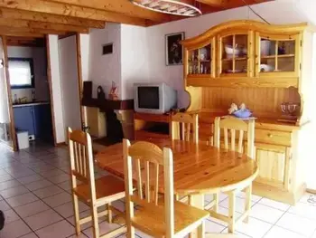 Appartement in Esquièze Sère,Appartement T3 chaleureux, 7 pers, cheminée, animaux admis, WiFi, proche commerces FR-1-402-87 N°883141