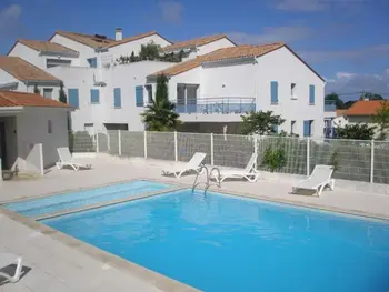 Casa a Vaux sur Mer,Maison 60m² avec terrasse, piscine, parking privé, à 10 min de la plage - Animaux acceptés FR-1-494-14 N°831504