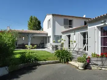 Casa a Les Portes en Ré,Charmante Maison avec Jardin, à Proximité du Centre des Portes-en-Ré, 3 Chambres, WIFI FR-1-434-59 N°831636