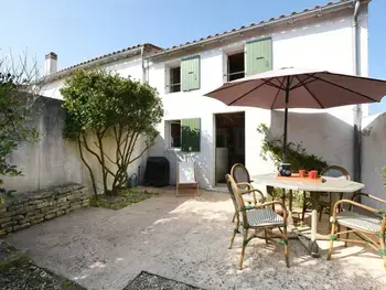 Casa a Saint Clément des Baleines,Maison de Charme avec Cour, 2 Chambres, Cuisine Équipée, Proche Village St Clément des Baleines FR-1-434-74 N°831889