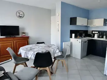 Apartment in Plouhinec,Studio moderne à Plouhinec, 2 étoiles, WiFi, proche plage et commerces, parking privé FR-1-479-118 N°886072