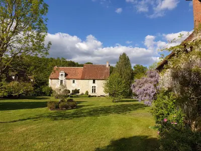 Gite à Orbigny,Demeure Historique avec Parc, Piscine Chauffée et Confort Moderne près du Zoo de Beauval FR-1-381-199 N°832740