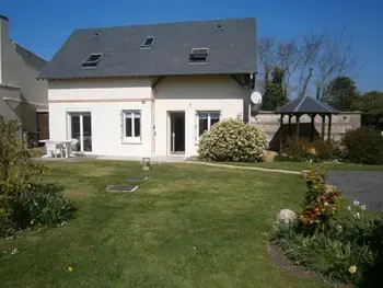 Cottage in La Poterie Cap d'Antifer,Charmant gîte rénové proche d'Étretat, jardin clos fleuri, équipements modernes, idéal pour famille. FR-1-441-361 N°833068