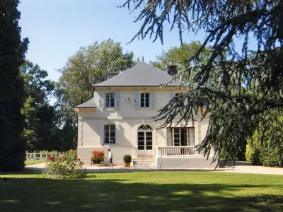 Gite à La Folletière,Pavillon de Chasse Confortable, Isolé, avec Tennis Privé, à 30km de Rouen FR-1-441-440 N°833131