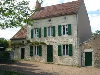 Agriturismo a Ébreuil,Maison de ferme rénovée en pierre avec jardin, cheminée, WIFI, équipements bébé, animaux acceptés FR-1-489-19 N°833243