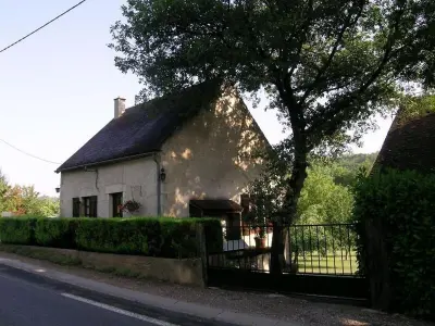 Gite à Bransat,Maison Indépendante avec Grand Jardin et Cheminée, Proche Saint Pourçain - Confort et Tranquillité FR-1-489-38 N°859520