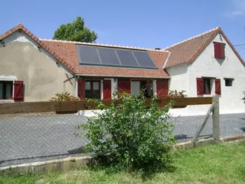 Cottage in Dompierre sur Besbre,Gîte 3 chambres proche attractions avec jardin & Wi-Fi FR-1-489-51 N°833259