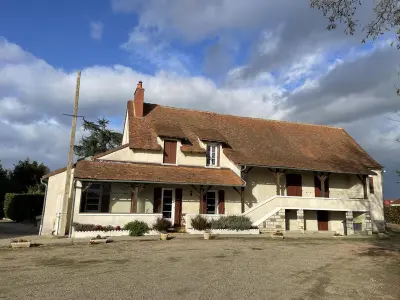 Gite à Saint Pourçain sur Sioule,Maison spacieuse avec jardin clos, piscine privative et sauna, proche centre de Saint-Pourçain FR-1-489-60 N°833264