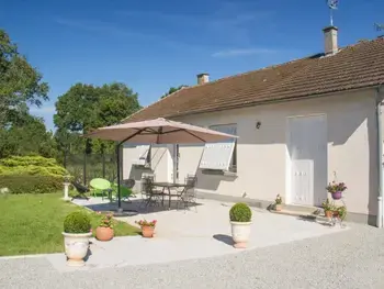 Gite in Mazirat,Gîte familial en Auvergne avec jardin, ping-pong, proche stations thermales, animaux acceptés FR-1-489-127 N°833298