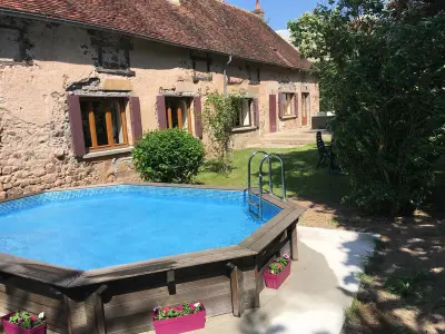 Gite à Ygrande,Maison familiale rénovée avec piscine privée, cheminée, et toutes charges incluses FR-1-489-148 N°833309