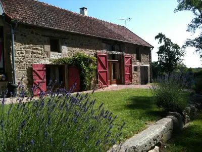 Gite à Beaune d'Allier,Fermette rénovée avec charme, 4 chambres, jardin, poêle bois, internet, animaux acceptés FR-1-489-246 N°833356