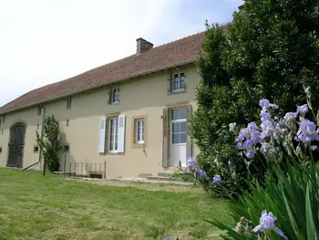 Gite in Montvicq,Maison de Campagne avec Jardin Clos, Wi-Fi, Animaux Acceptés et Proche Station Thermale Néris les Bains FR-1-489-272 N°833366