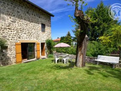 Gite à Marols,Gîte familial en pierre avec jardin, près des chemins de randonnée et forêts, idéal détente et nature FR-1-496-1 N°833496