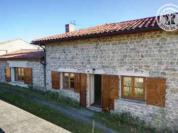 Gîte in Essertines en Châtelneuf,Gîte cosy et lumineux avec fourneau, terrasse, parking, proche de Montbrison, accepté animaux FR-1-496-16 N°833523