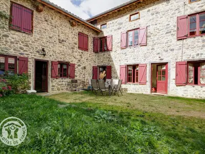 Gite à Saint Just en Bas,Gîte charmant avec cheminée, terrasse, et jardin privé à Saint-Just-en-Bas FR-1-496-19 N°833526