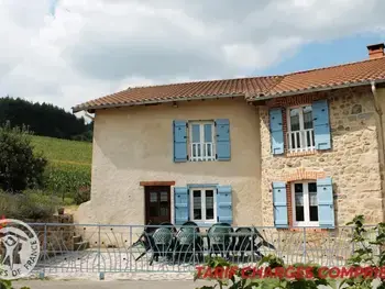 Agriturismo a Saint Romain d'Urfé,Gîte spacieux avec cheminée, proche forêt, VTT et randonnées, idéal pour familles et détente FR-1-496-36 N°833542