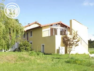 Appartement à Sainte Foy Saint Sulpice,Gîte rustique avec terrasse et grand jardin, calme absolu, animaux acceptés, idéal pour se ressourcer. FR-1-496-47 N°833551