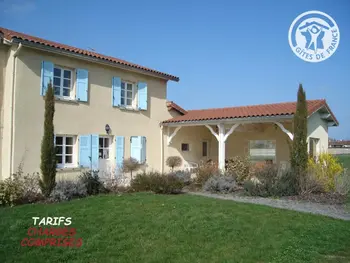 Gîte in Chalain le Comtal,Belle maison de campagne avec piscine, 4 chambres, jardin et terrasse près de Montbrison FR-1-496-48 N°833552