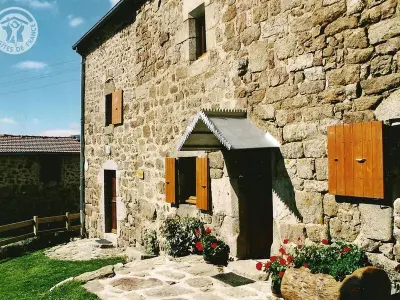 Gite à Burdignes,Gîte Authentique en Campagne avec Cheminée, Wifi, Terrasse et Jardin, Près du Ski et VTT FR-1-496-96 N°833588