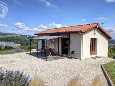 Gite à Genilac,Gîte tout équipé avec terrasse, jardin et prestations de qualité près de Genilac FR-1-496-114 N°833612