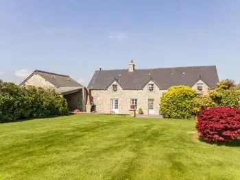 Cottage in Hardinvast,Gîte familial avec jardin XXL, proche Cherbourg, équipé et lumineux, idéal pour tribu et enfants FR-1-362-572 N°833630