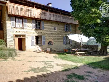 Agriturismo a Saint Martin la Sauveté,Gîte spacieux avec cheminée, jardin, équipements bébé et animaux acceptés, proche nature et randonnée. FR-1-496-128 N°833638