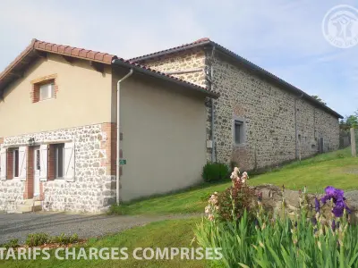 Gite à Aveizieux,Gîte rustique avec cheminée, jardin et wifi FR-1-496-175 N°833782