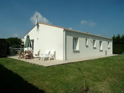 Maison à Saujon,Maison plain-pied à Saujon, 2 ch, terrasse, jardin, garage, animaux OK, proche Royan et plages FR-1-71-76 N°833866