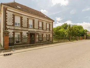 Cottage in Chamoy,Maison rénovée avec 4 chambres, cour, terrain clos et toutes commodités près de Troyes FR-1-543-27 N°833952