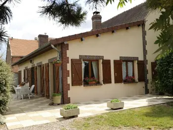 Cottage in Racines,Gîte plain-pied paisible avec jardin privé, terrasse, BBQ, Wi-Fi, proche forêts et vignobles. FR-1-543-31 N°833954