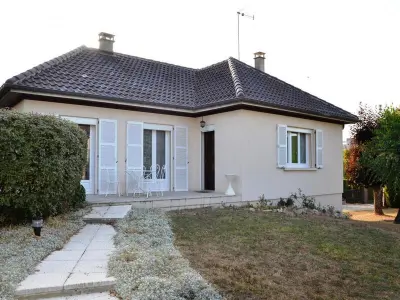 Gite à Arcis sur Aube,Maison calme à Arcis-sur-Aube: 3 chambres, jardin clos, terrasse, garage, 108 m², tout confort FR-1-543-57 N°833972