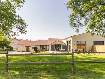 Agriturismo a Château Thébaud,Élégant Gîte Rural avec Piscine Intérieure Chauffée près de Nantes FR-1-306-913 N°834113