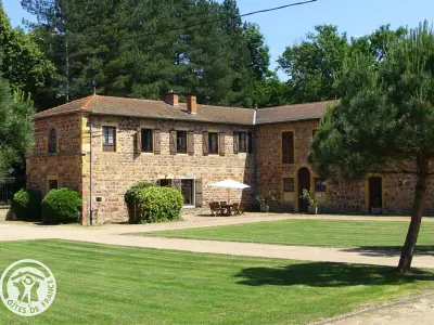 Gite à Parigny (Loire),Gîte de Charme avec Parc, Tennis et Salle de Jeux près d'un Château à Parigny FR-1-496-160 N°834571