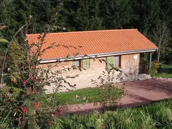 Gîte in Les Noes,Chalet cosy avec terrasse privative, idéal pour randonnées et activités en pleine nature FR-1-496-239 N°834803