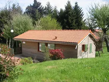 Gîte in Les Noes,Chalet 35m² PMR avec Terrasse, 2 Chambres, Piscine, Activités de Plein Air, Animaux Acceptés FR-1-496-243 N°834805